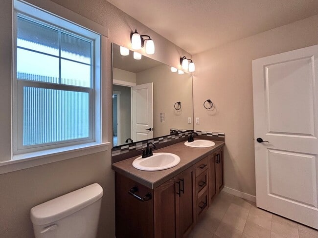 Building Photo - Incredibly Large 4 Bed 2.5 Bath Charmer!