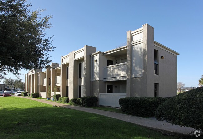 Building Photo - Colonial Place Apartments
