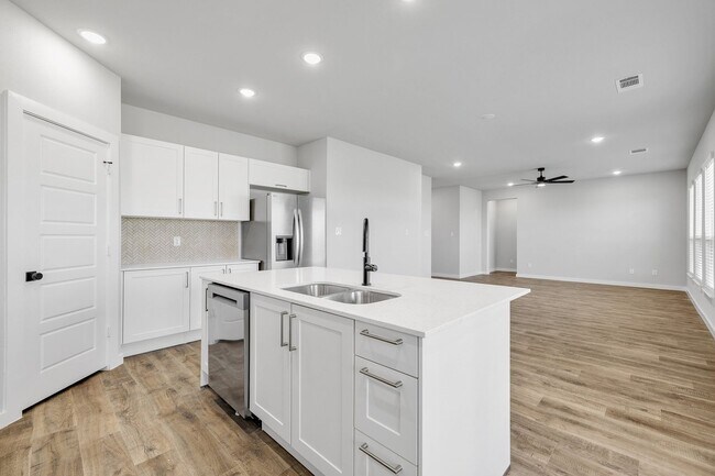 Building Photo - EDGEWOOD ESTATES NOW PRE-LEASING! LUXURIOUS DUPLEX LOCATED ON 1-ACRE LOT IN MIDLOTHIAN, TX!