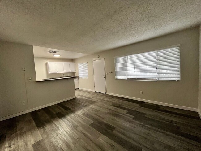 Building Photo - SPCIOUS 2 BEDROOM 1 BATH UPSTAIRS WITH PAR...