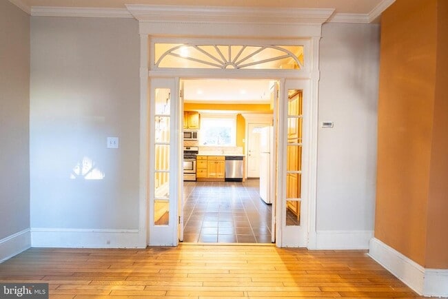 Building Photo - 606 S Delhi St