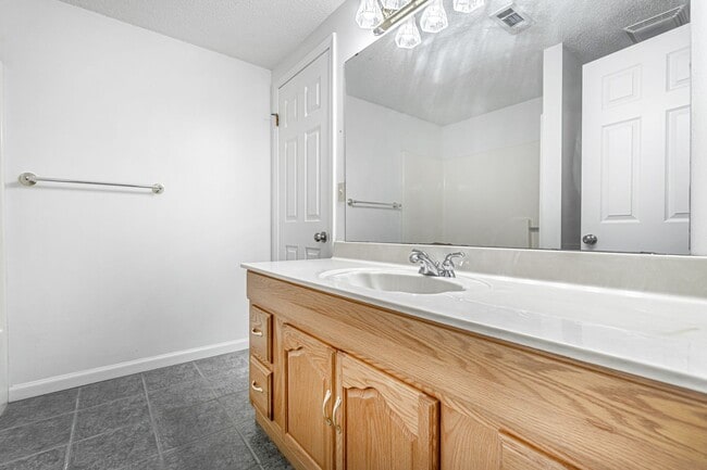 Building Photo - Rogers Duplex in Desirable Location!