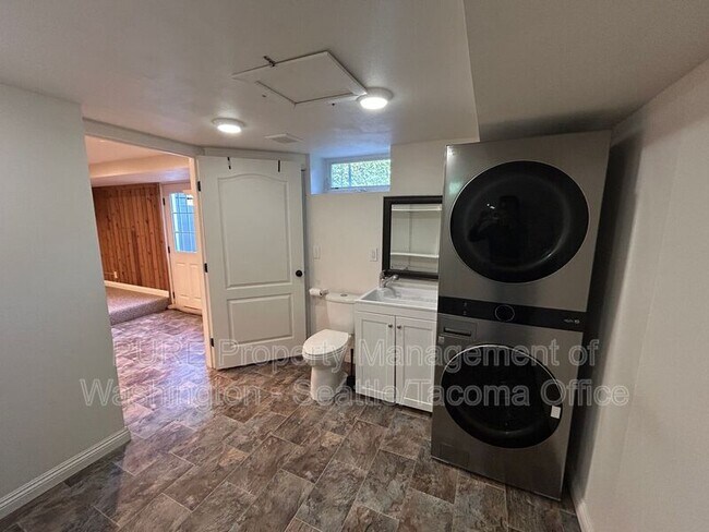 Building Photo - 208 N Washington Ave