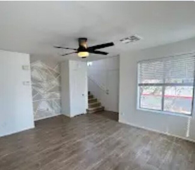 Building Photo - Beautiful 2 bedroom townhouse with garage