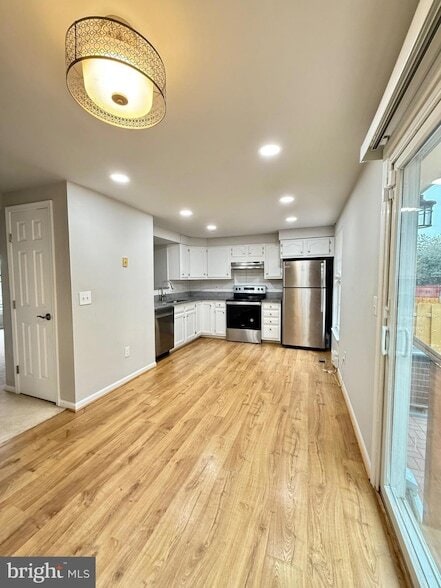 Building Photo - 16946 Monmouth Ct