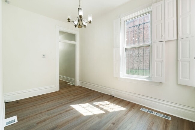 Building Photo - 3 bed 2 bath - fresh updates, central air,...
