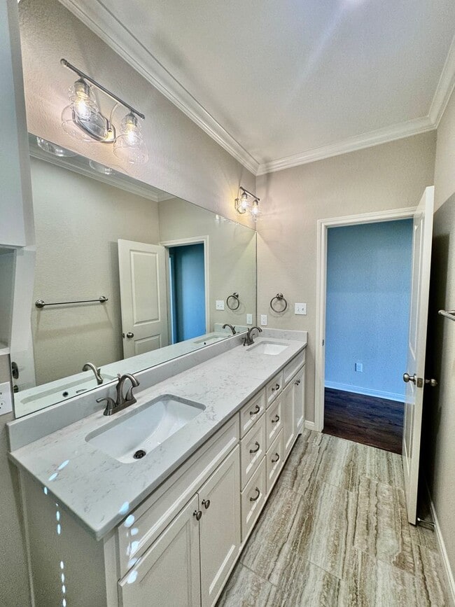 Building Photo - 4/2 Creekside Home