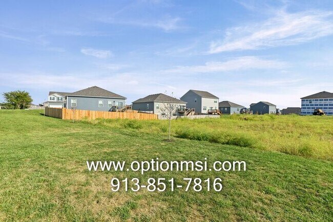 Building Photo - Fresh 3 Bedroom, 2 Bathroom Half Duplex