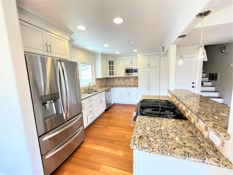 Building Photo - 631 Skyline Dr