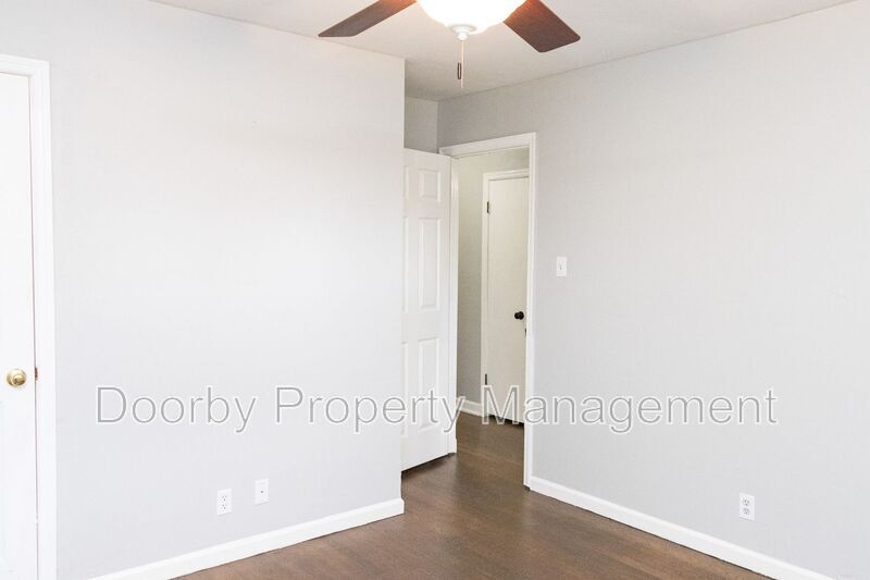 Building Photo - 730 Roberta Dr