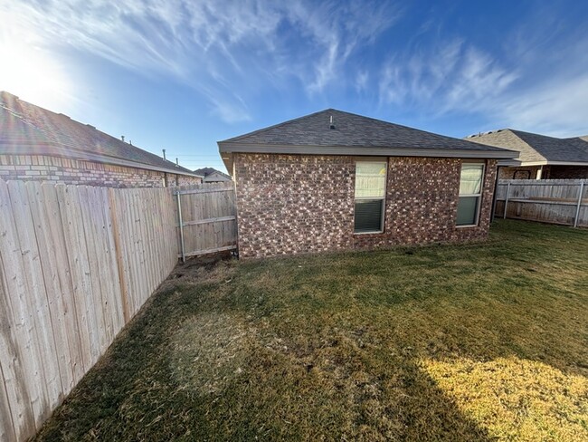 Building Photo - 3 bed 2 bath home in Lone Star Trails