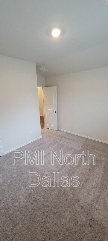 Building Photo - 2633 Oneida Ln