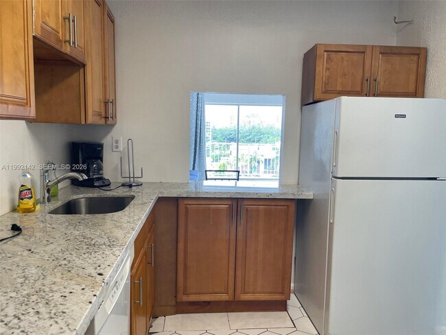 Building Photo - 2200 E Hallandale Beach Blvd