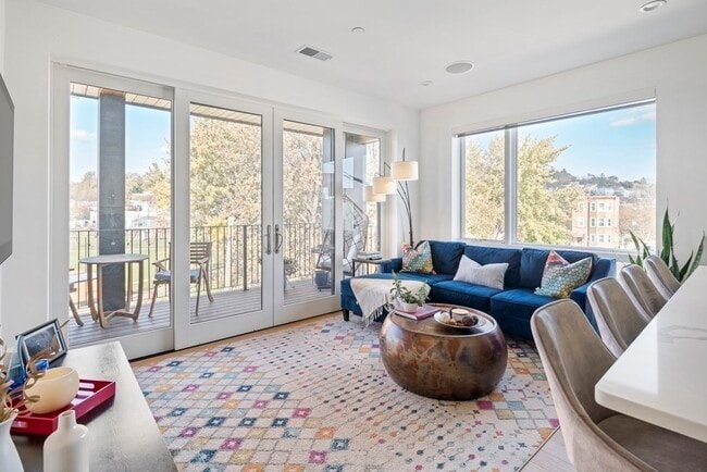 Building Photo - 946 Saratoga St