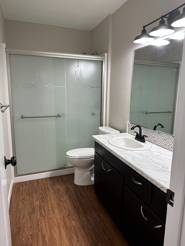 Main Bathroom - 1700 Scurry St