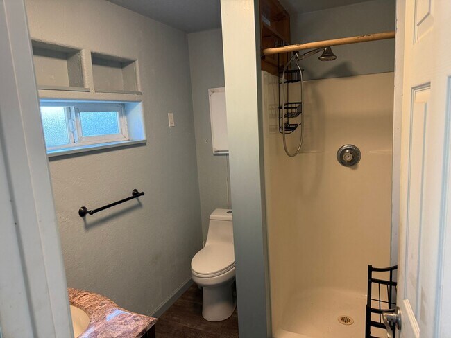 Building Photo - One bedroom in Bow