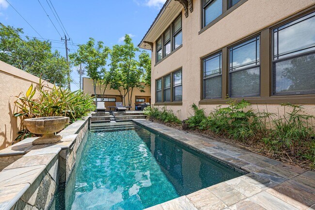 Building Photo - 702 Avondale St