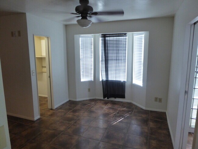 Building Photo - 820 W University Dr