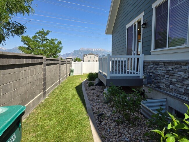 Building Photo - 2422 N Penstemon Wy