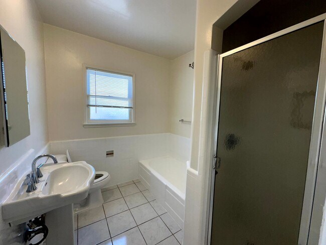 Building Photo - MOVE-IN SPECIAL 2 WEEKS FREE RENT!!!! - Lovely Cozy & Spacious renovated upper level 1 Bedroom / ...