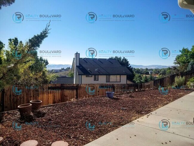 Building Photo - Amazing 4 Bedroom 2.5 Bathroom Home! Locat...