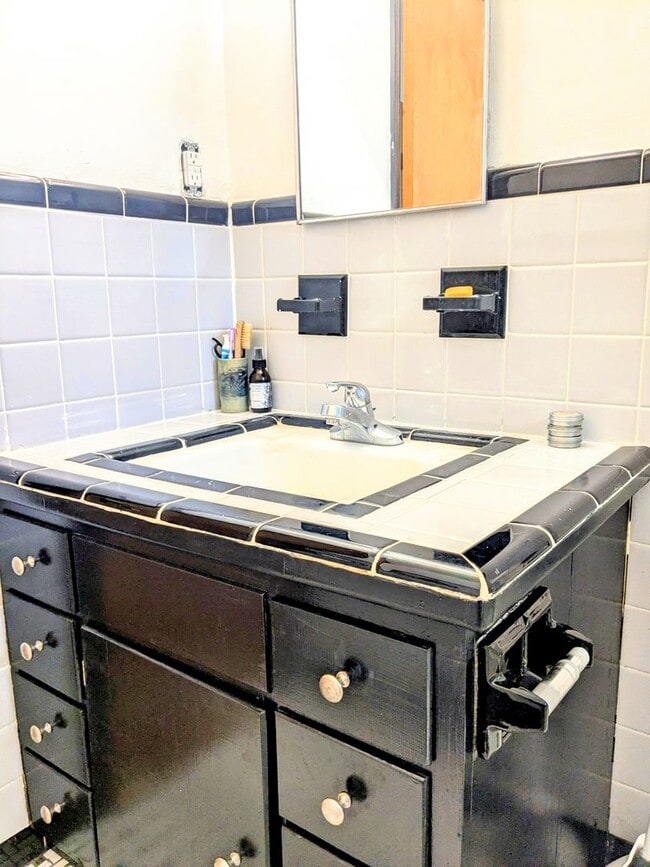 Building Photo - 4 bd, 1.5 ba house, N  Central location, f...