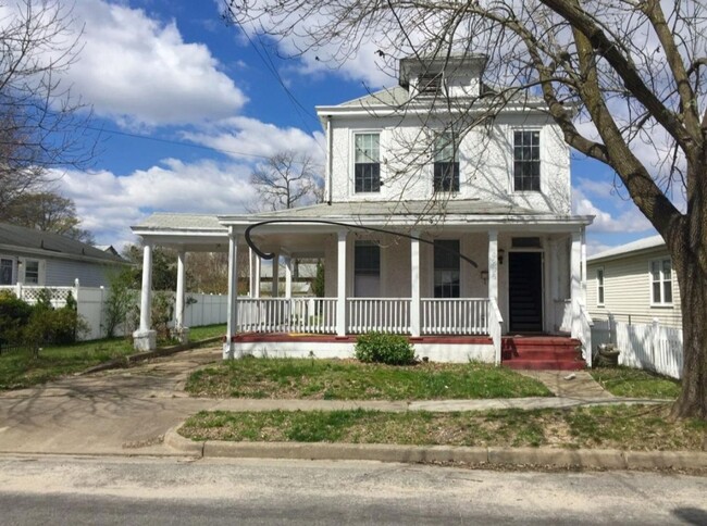 Building Photo - North Side House! Roomy 3 bed 2 bath with ...