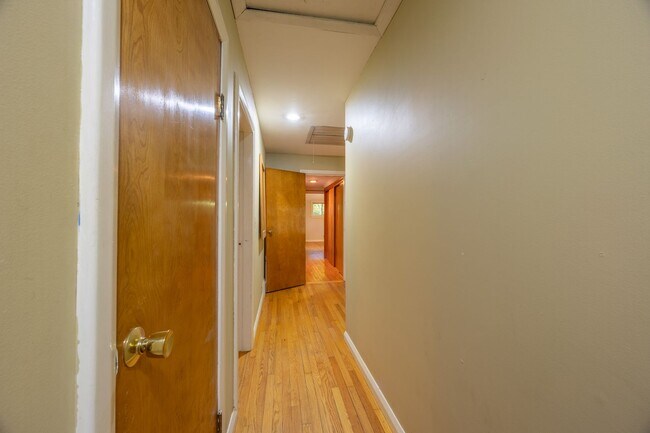 Building Photo - 3-Bedroom Ranch with Updated Kitchen