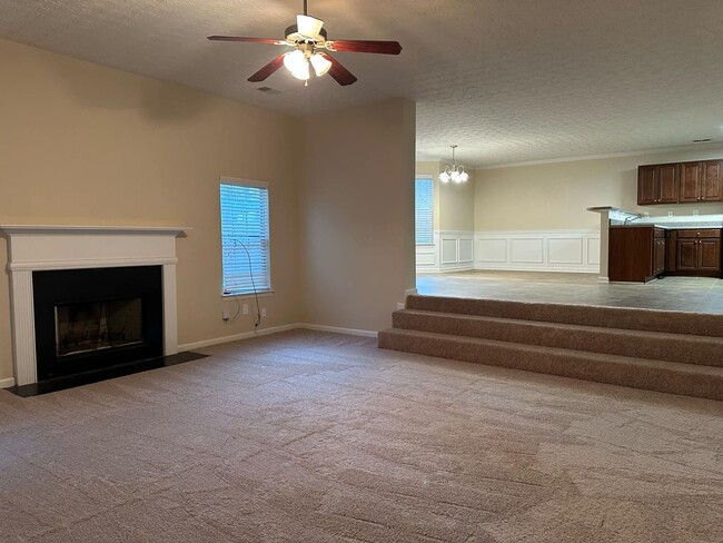 Building Photo - 5 bed/2.5 Bath Close to Fayette County  Op...