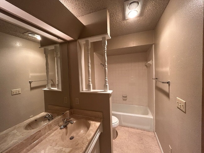 Building Photo - Quiet secluded duplex with great access to...