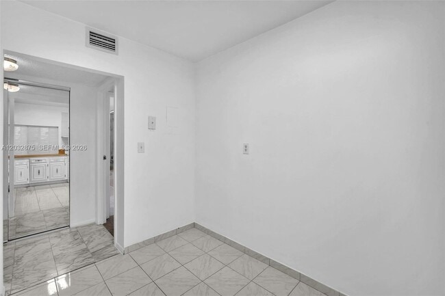 Building Photo - 1000 Parkview Dr
