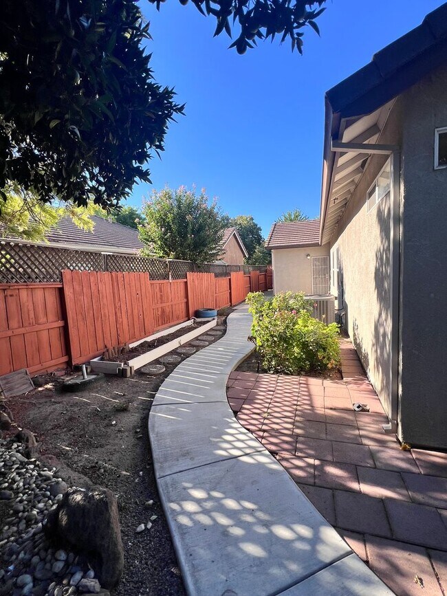 Building Photo - Super cute home with 3 car garage in a des...