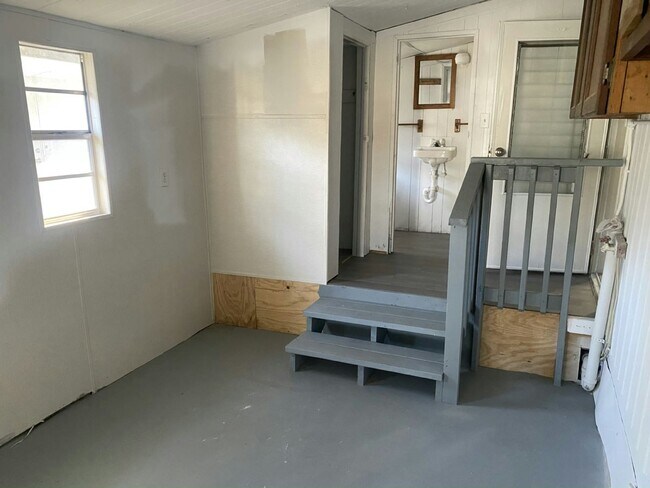 Building Photo - 5 Crest Ave