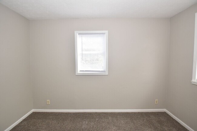 Building Photo - Mishawaka South-side 3 bedroom with a fenc...