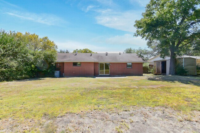 Building Photo - 1208 Yellowstone St