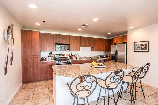 Building Photo - 17 W Vernon Ave