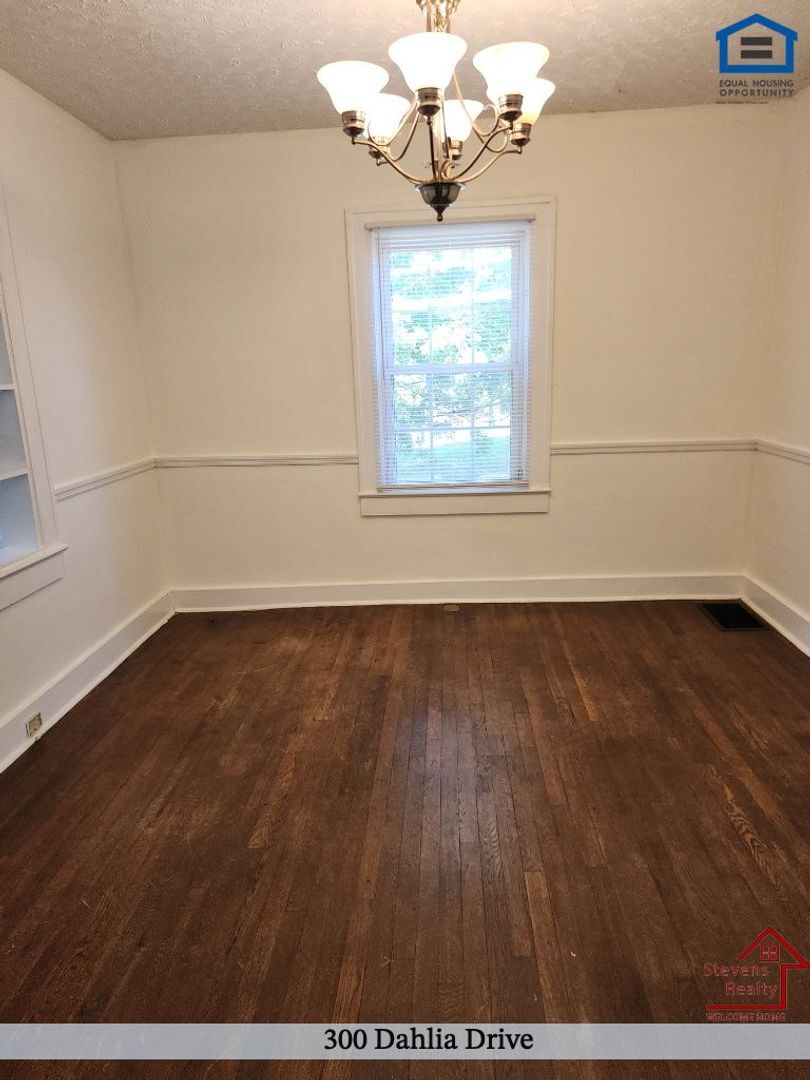 Building Photo - 300 Dahlia Dr