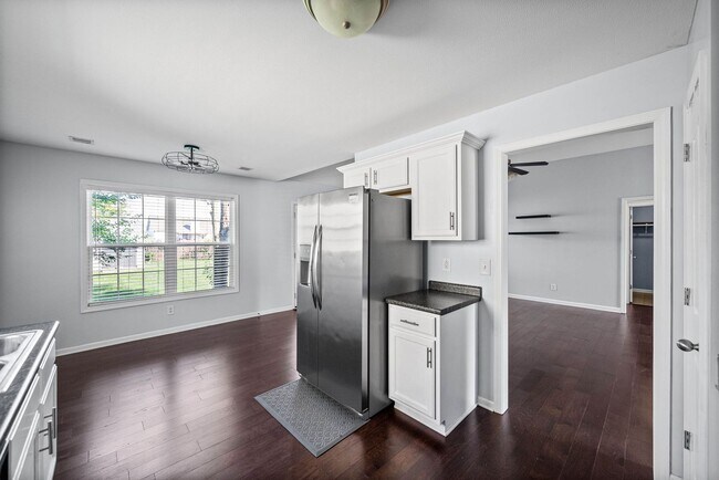 Building Photo - Pet Friendly Three Bedroom!