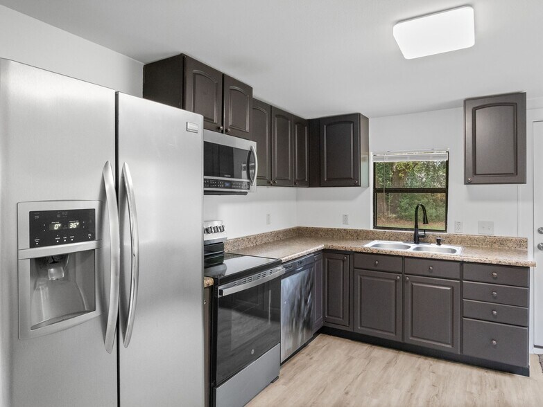 Building Photo - 1572 Cedar St