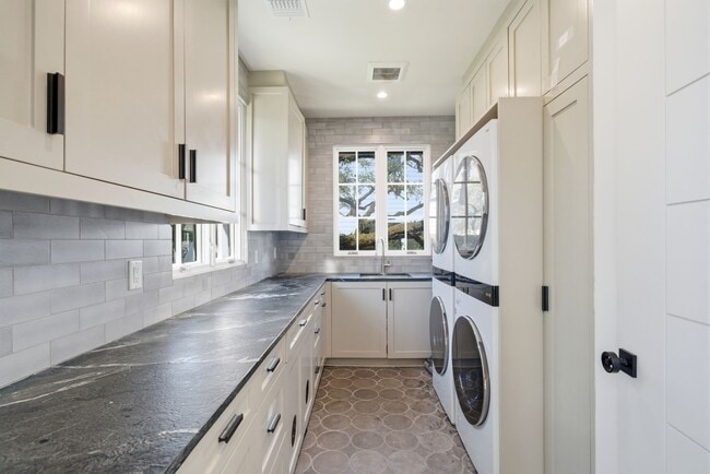 Building Photo - 2615 Yupon St