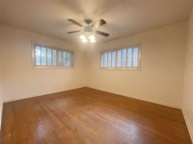 Building Photo - 9655 Meadowcroft Dr