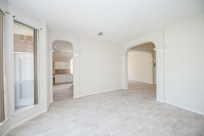 Building Photo - 703 Acacia Pl