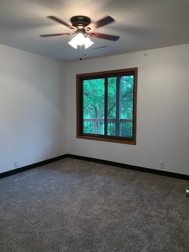 Building Photo - 2050 Holiday Rd