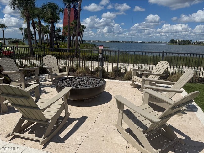 Building Photo - 15285 Grn Acrs Ave