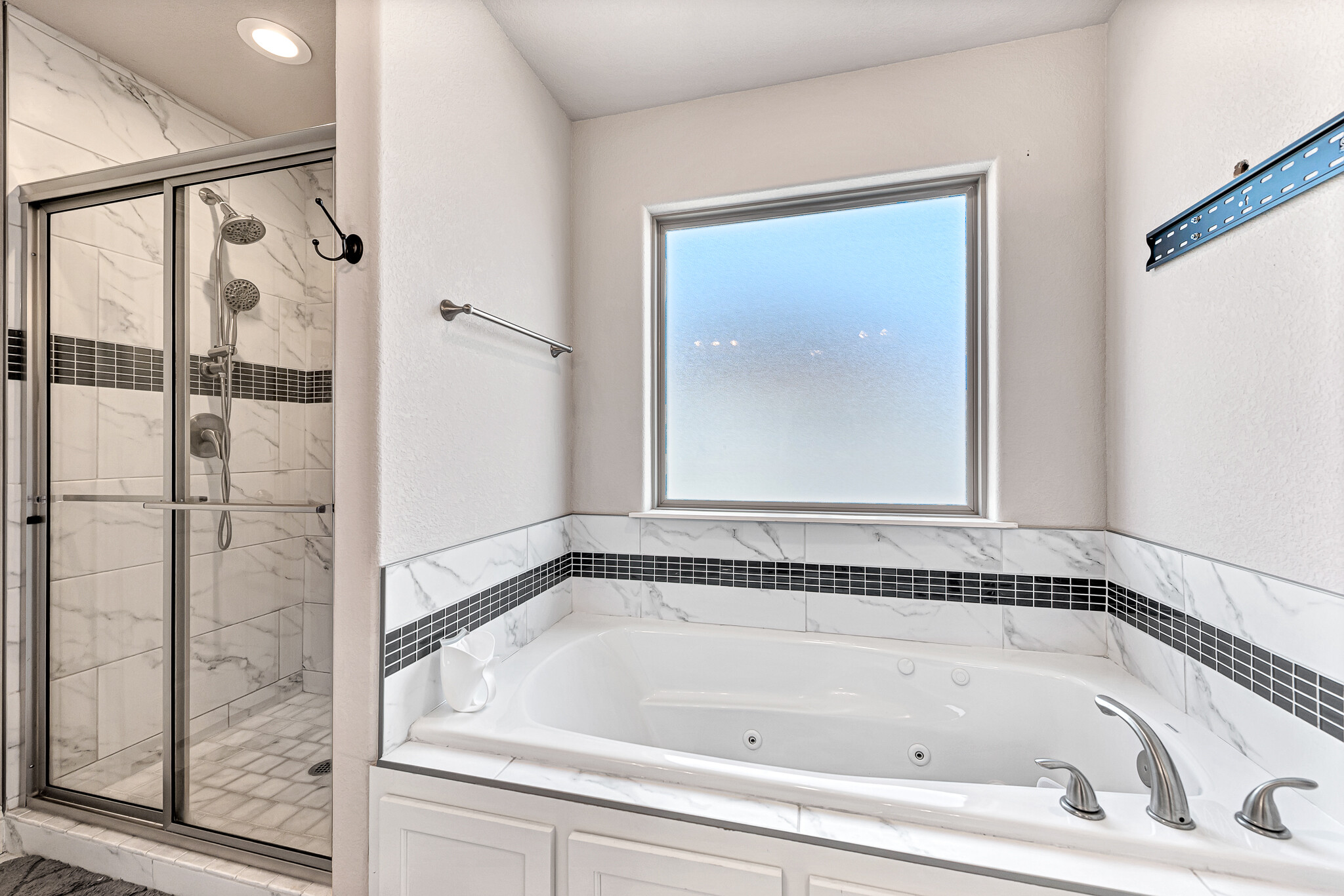 Separate shower and tub - 1871 Sunrise Cir