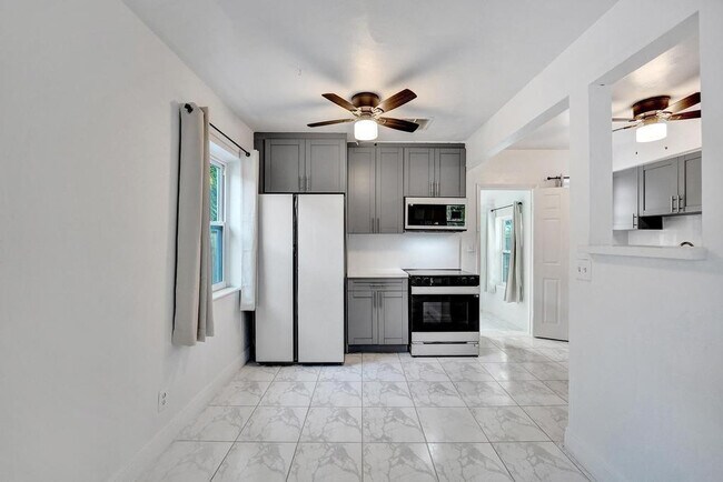 Building Photo - 1836 SW 9th Ave