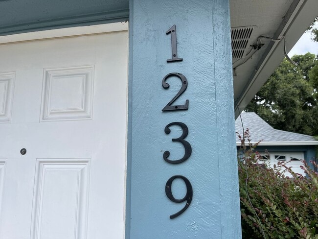 Building Photo - 1239 E Ridgewood St