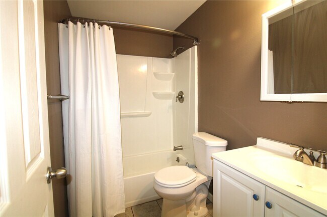 Building Photo - 736 Henry Ave