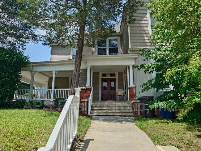 Building Photo - 301 N Spring St
