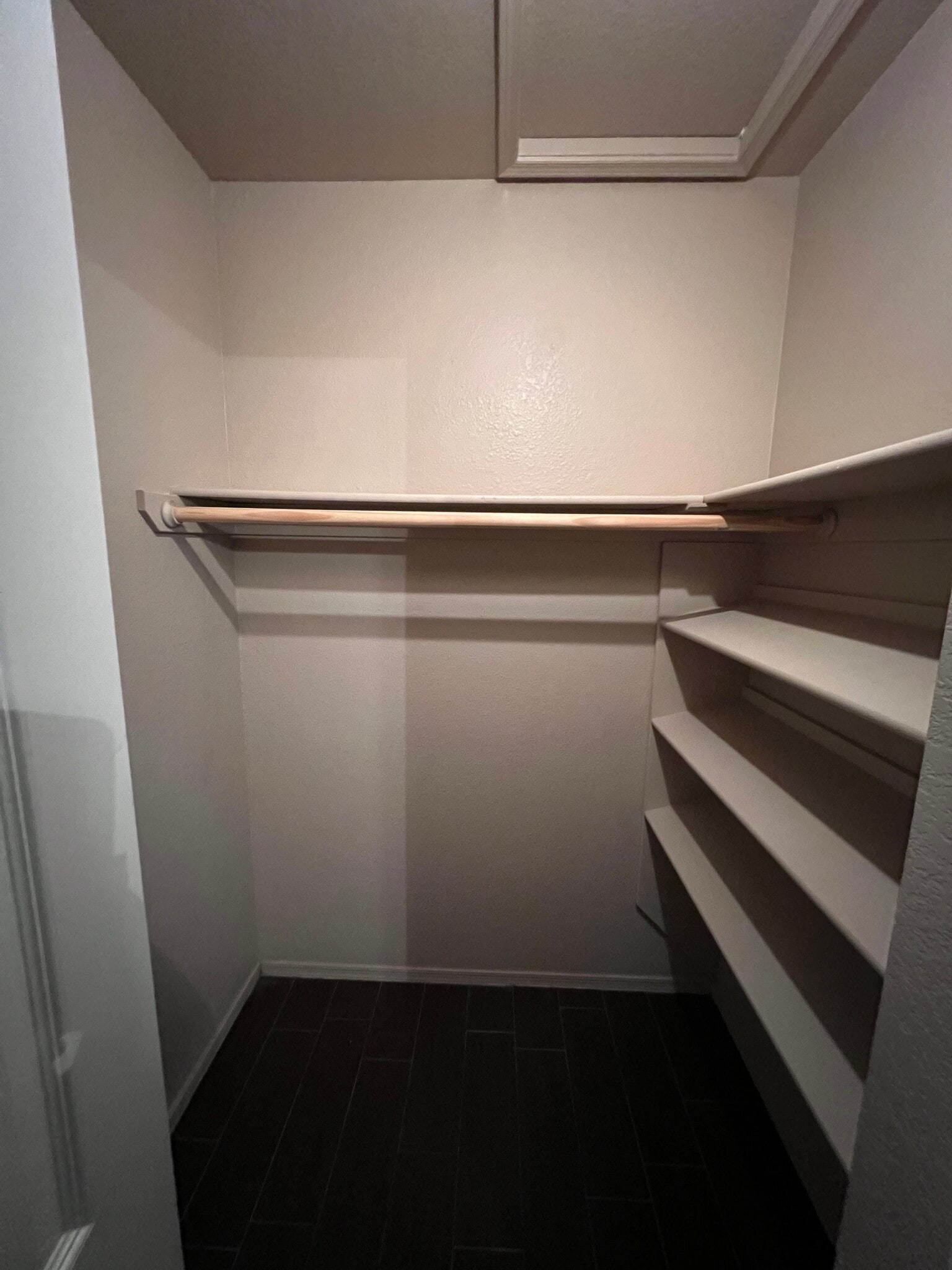 Walkin Closet - 635 S Vía Entrada